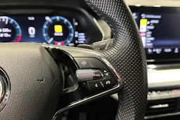 valkoinen Skoda Octavia 2021 kuva 24.