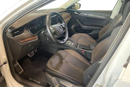 valkoinen Skoda Octavia 2022 kuva 7.