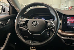 valkoinen Skoda Octavia 2022 kuva 13.
