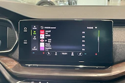 valkoinen Skoda Octavia 2022 kuva 21.