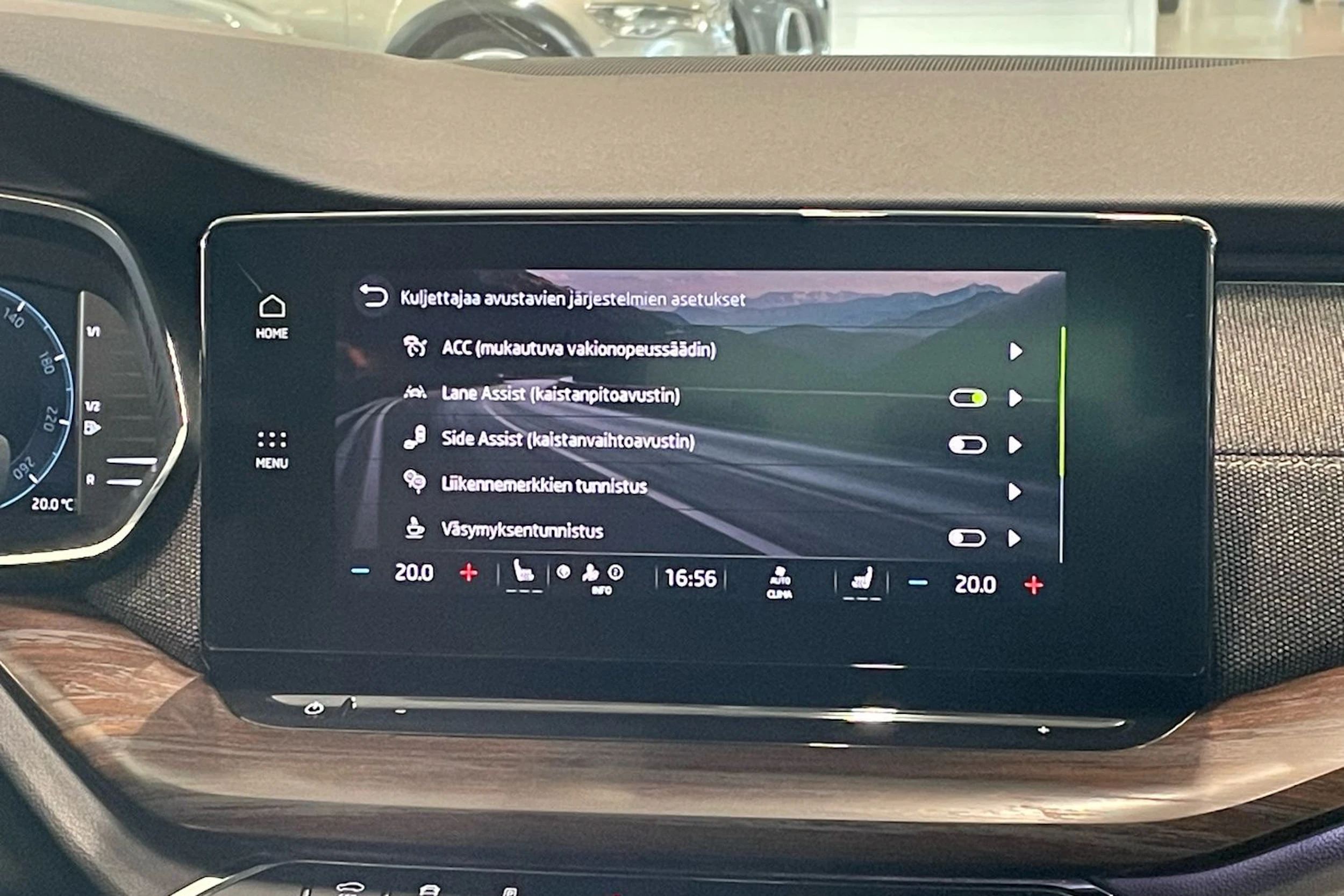 valkoinen Skoda Octavia 2022 kuva 25.
