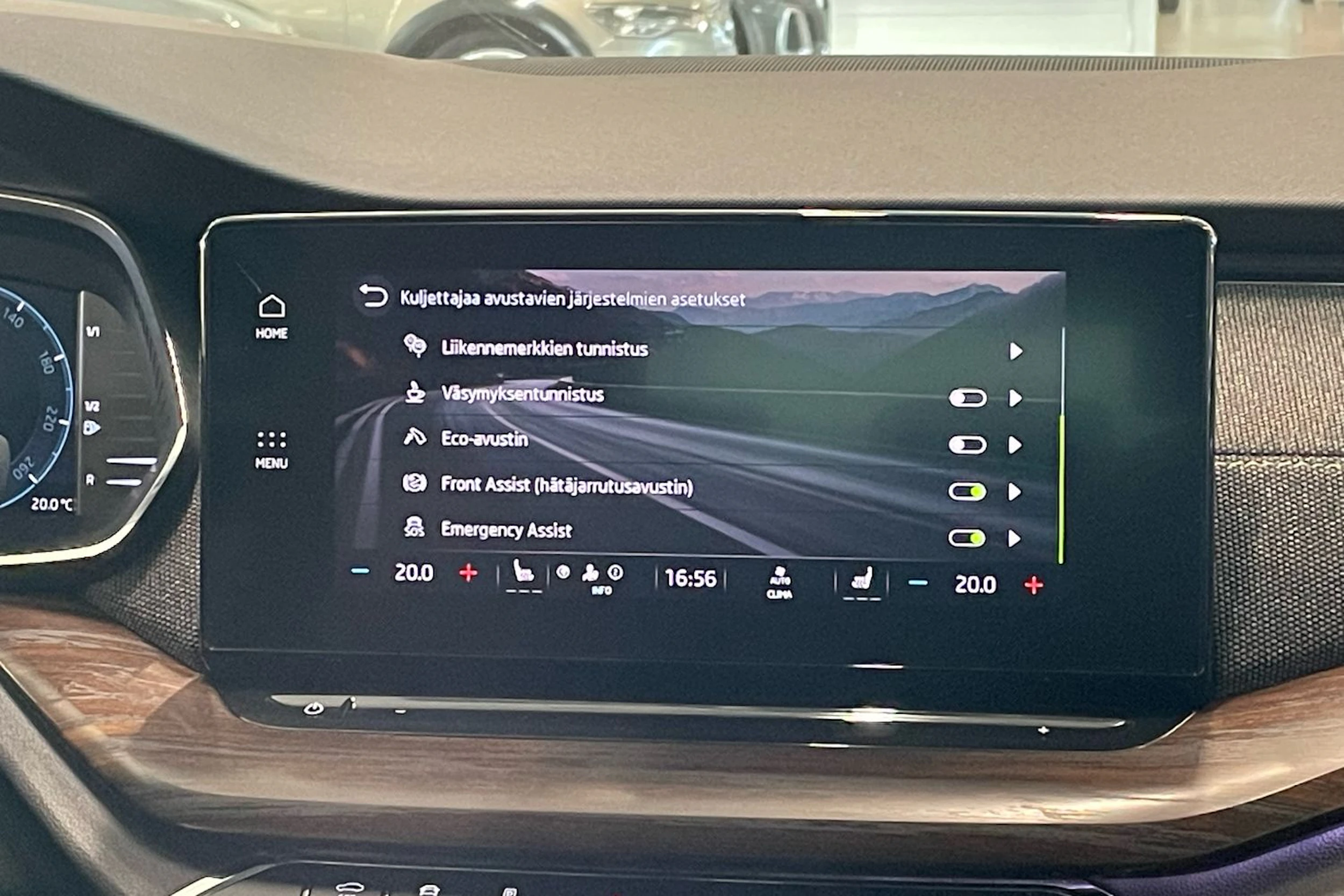 valkoinen Skoda Octavia 2022 kuva 26.