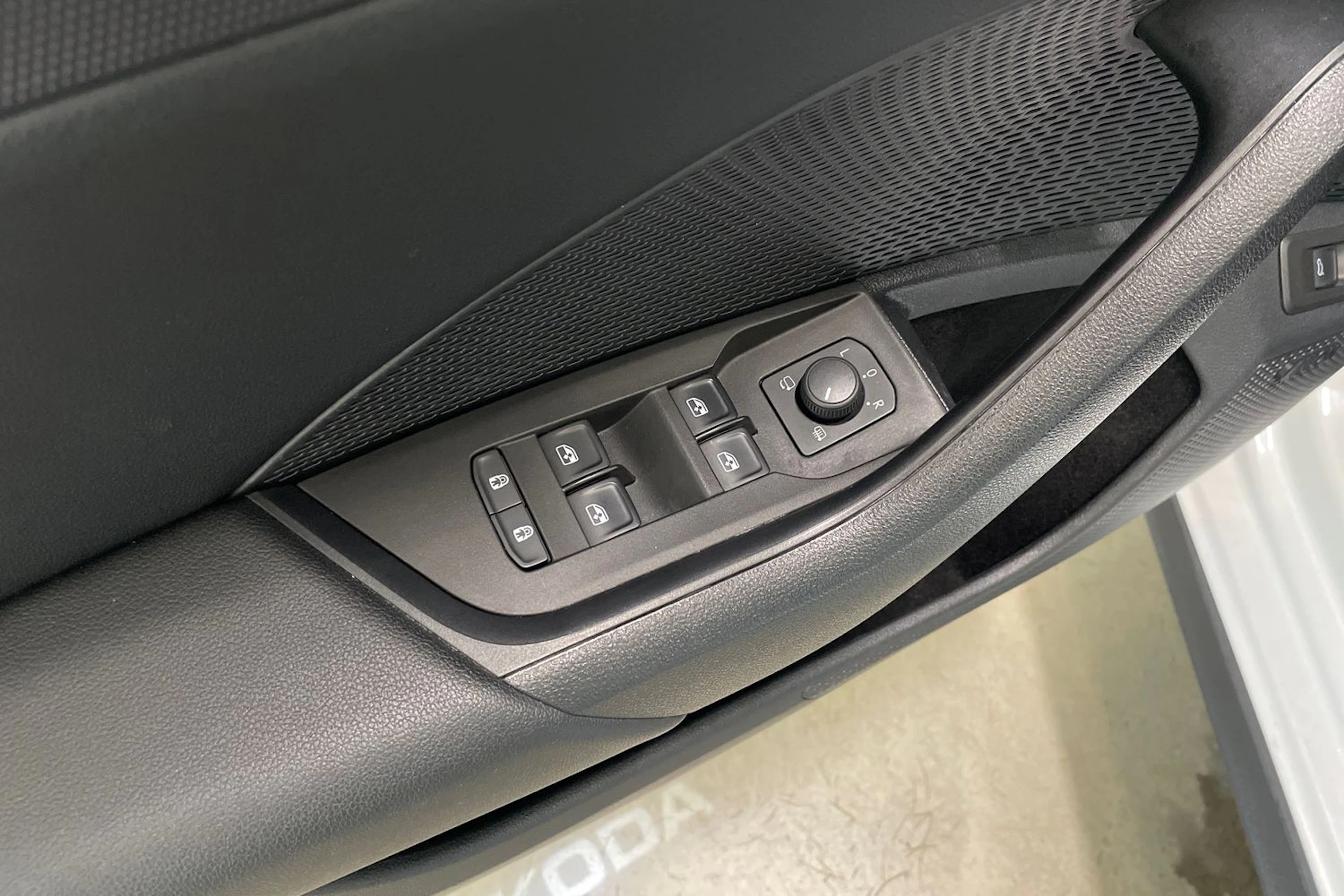 valkoinen Skoda Octavia 2022 kuva 33.