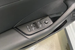 valkoinen Skoda Octavia 2022 kuva 33.