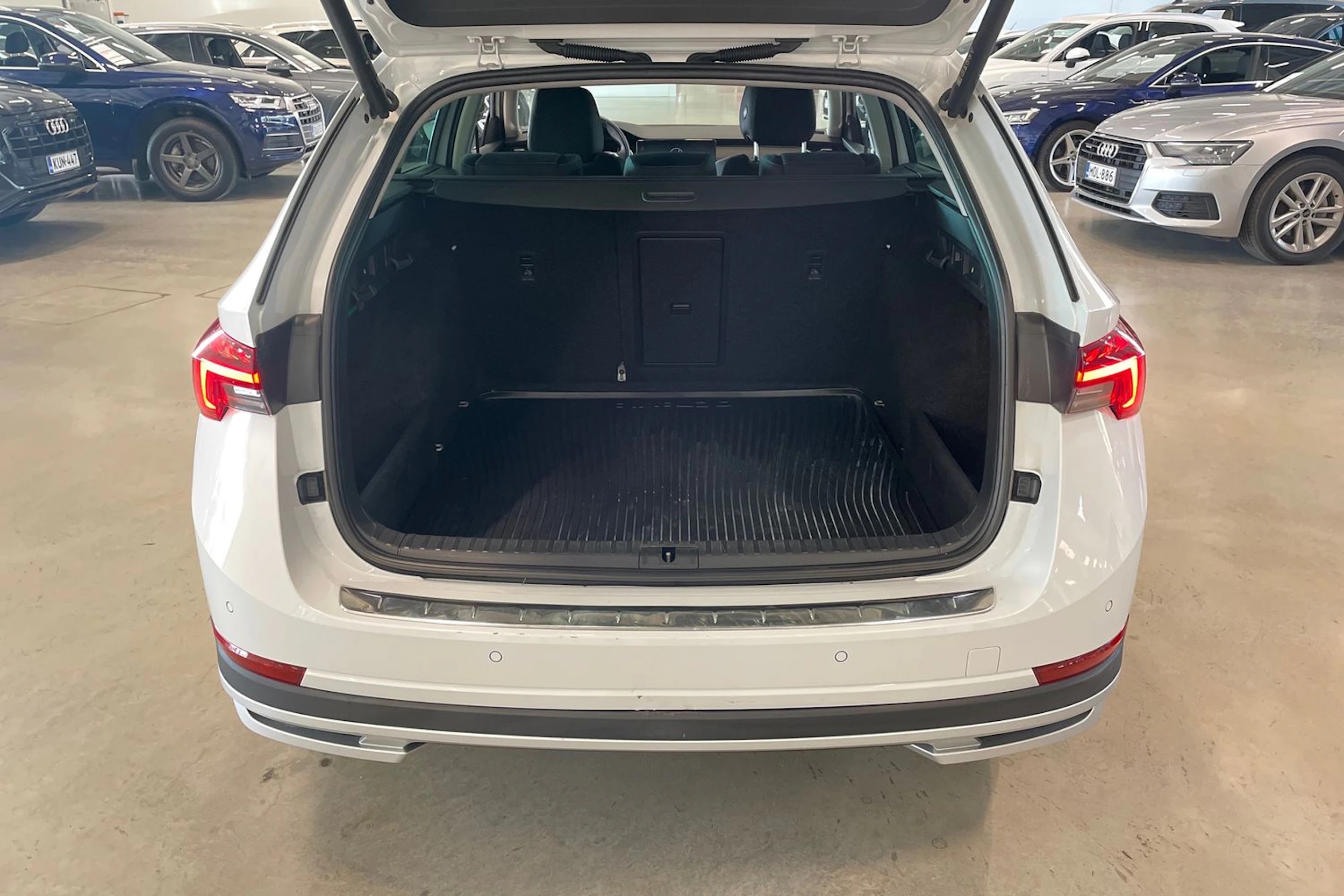 valkoinen Skoda Octavia 2022 kuva 37.