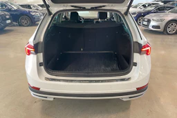 valkoinen Skoda Octavia 2022 kuva 37.