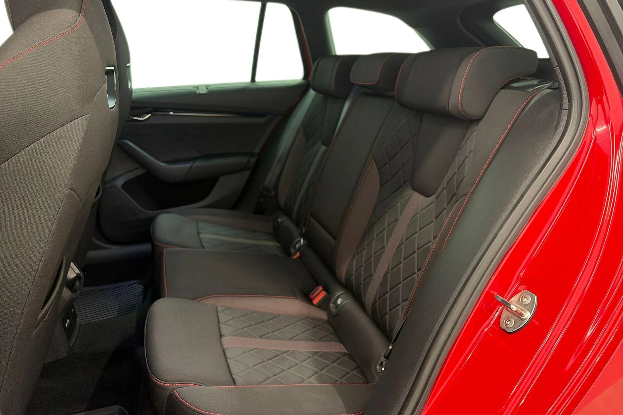 punainen Skoda Octavia 2021 kuva 8.