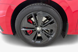 punainen Skoda Octavia 2021 kuva 9.
