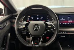 punainen Skoda Octavia 2021 kuva 11.