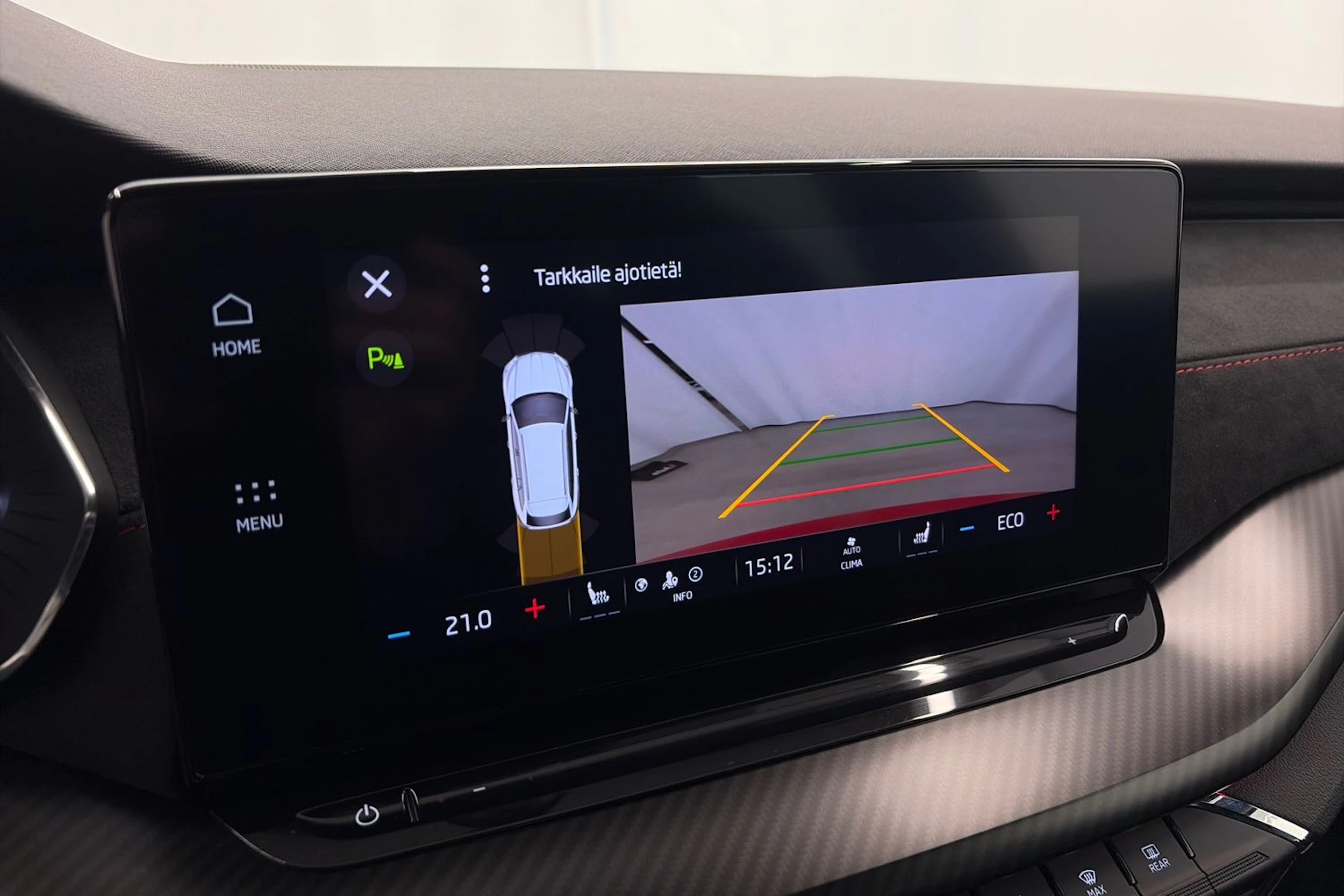 punainen Skoda Octavia 2021 kuva 16.