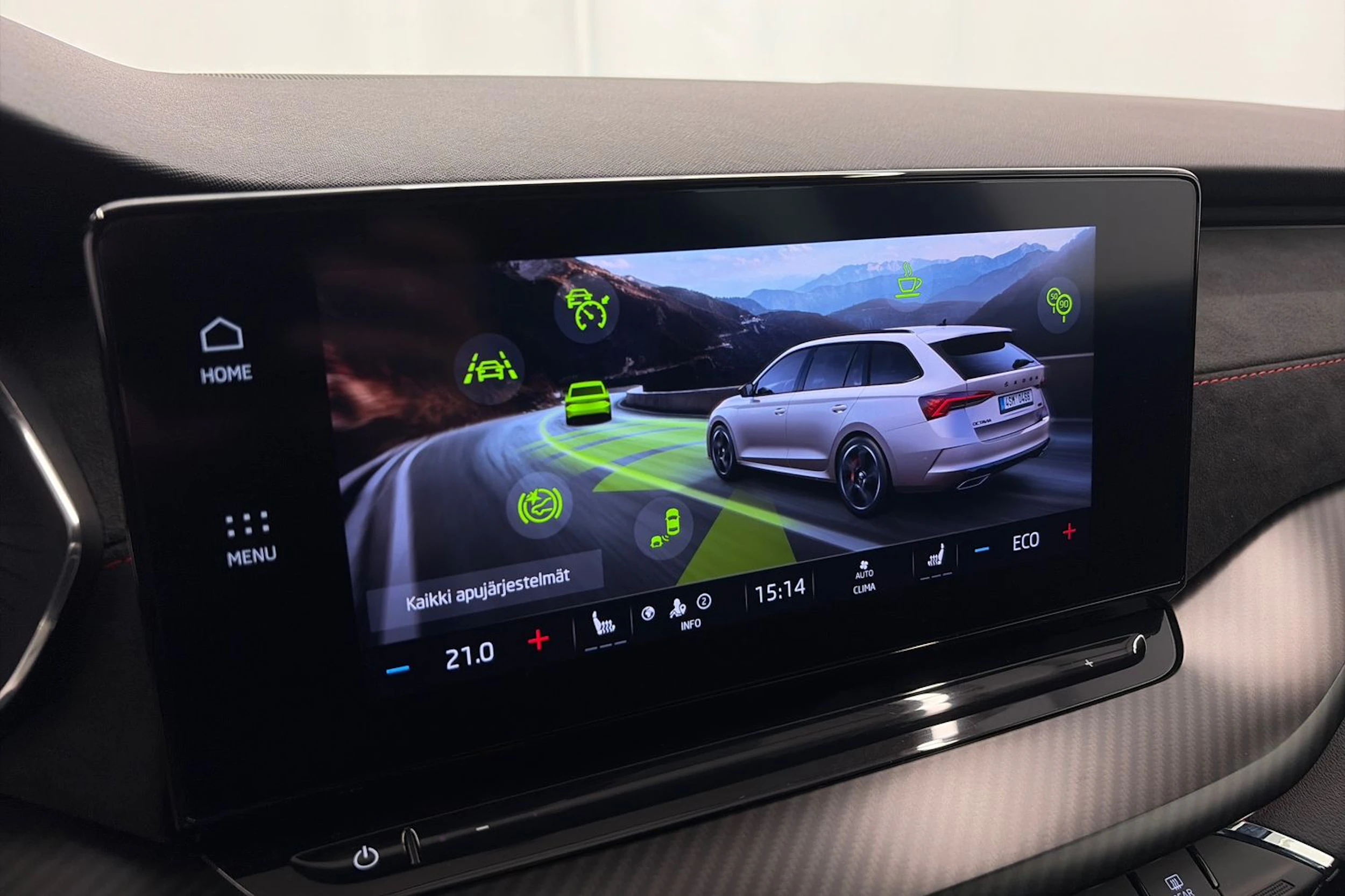 punainen Skoda Octavia 2021 kuva 18.
