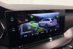 punainen Skoda Octavia 2021 kuva 18.