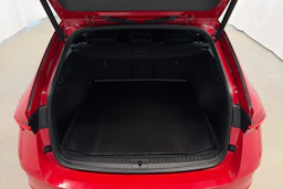 punainen Skoda Octavia 2021 kuva 25.