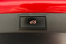 punainen Skoda Octavia 2021 kuva 26.