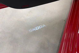 punainen Skoda Octavia 2021 kuva 29.