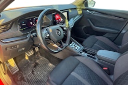 punainen Skoda Octavia 2021 kuva 3.