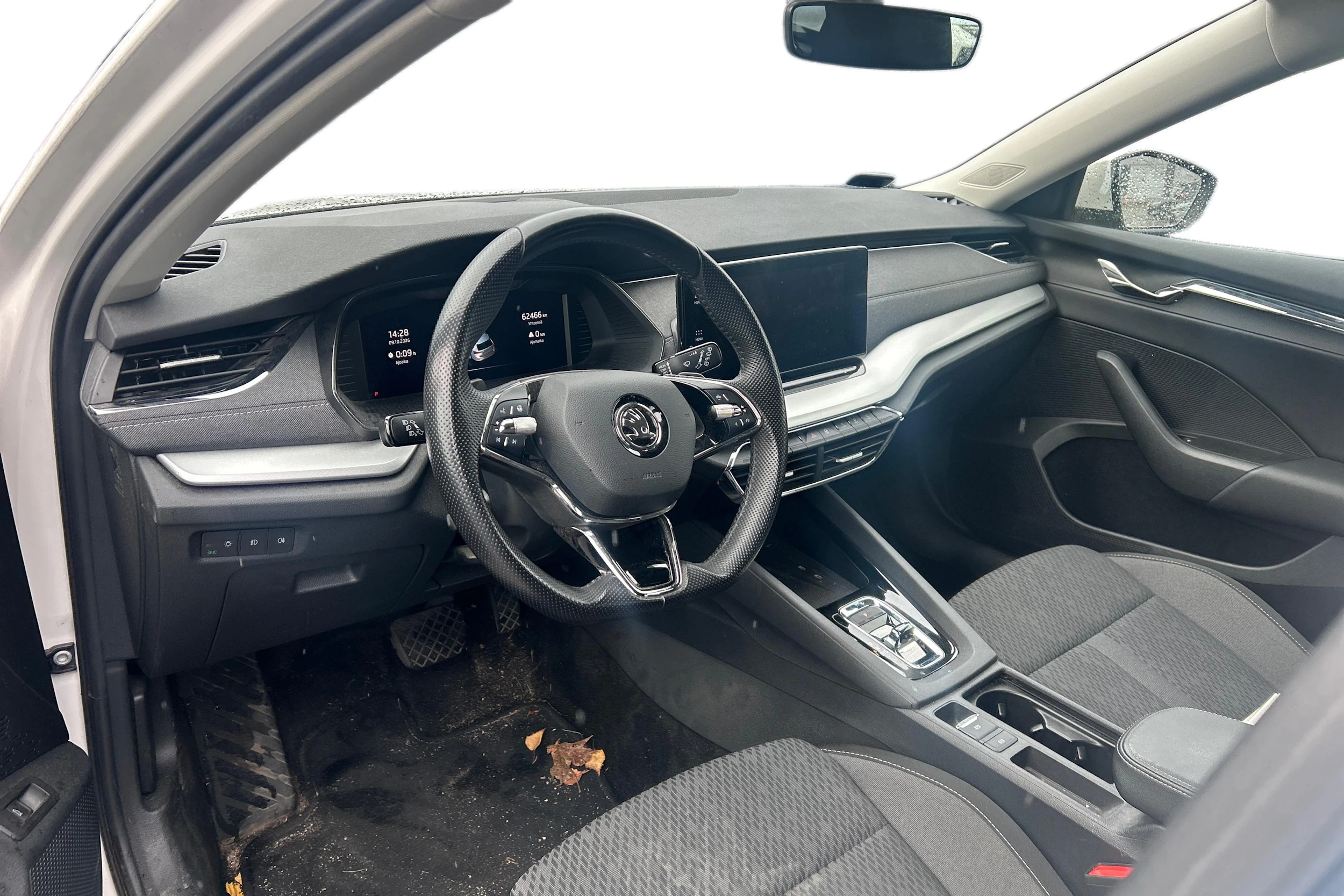 Valkoinen Skoda OCTAVIA 2021 kuva 3.