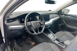 Valkoinen Skoda OCTAVIA 2021 kuva 3.