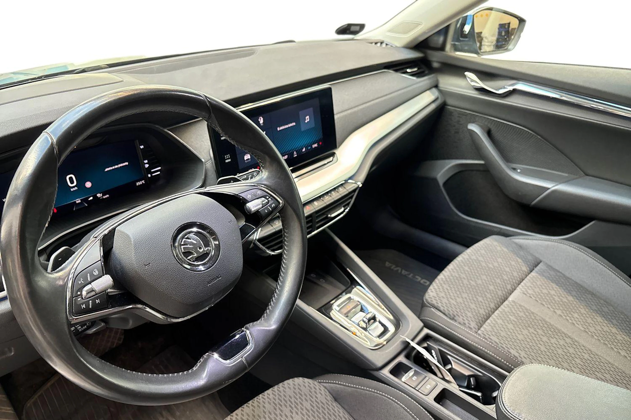 harmaa Skoda Octavia 2021 kuva 8.