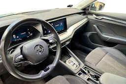 harmaa Skoda Octavia 2021 kuva 8.