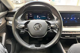 harmaa Skoda Octavia 2021 kuva 21.