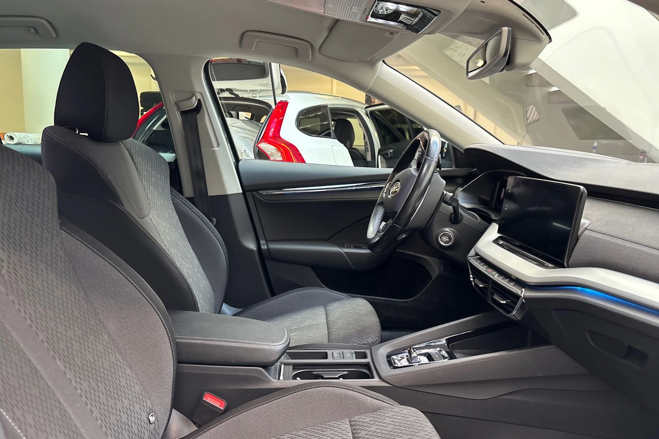 harmaa Skoda Octavia 2021 kuva 25.