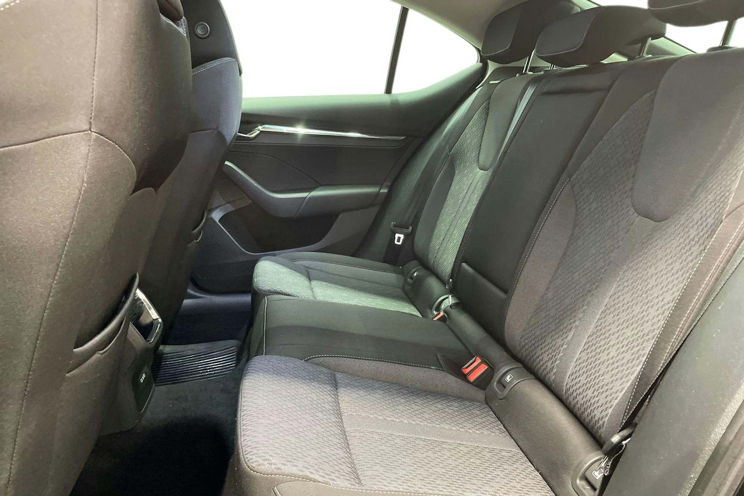 met. musta Skoda Octavia 2021 kuva 8.