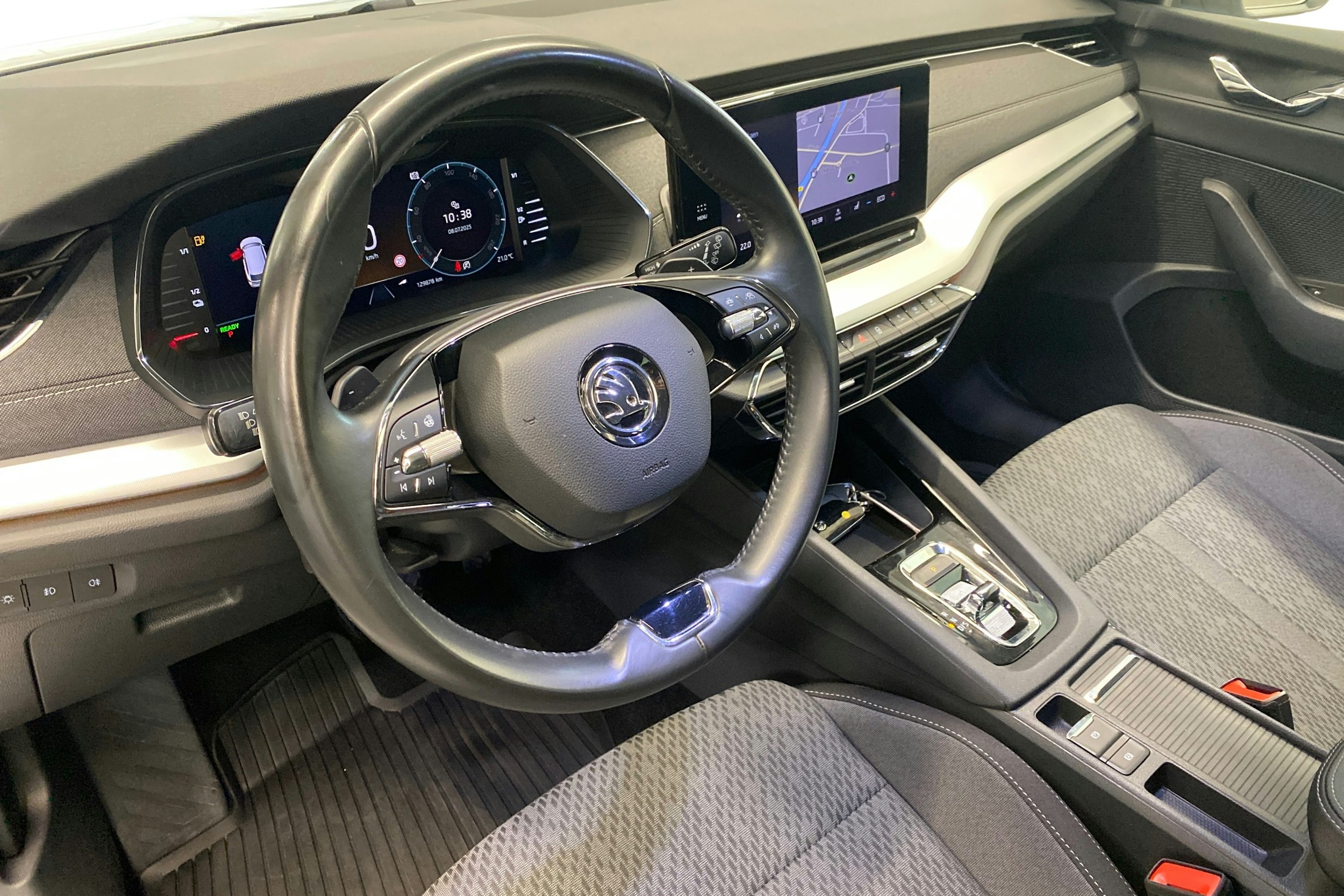 Valkoinen Skoda OCTAVIA 2021 kuva 7.