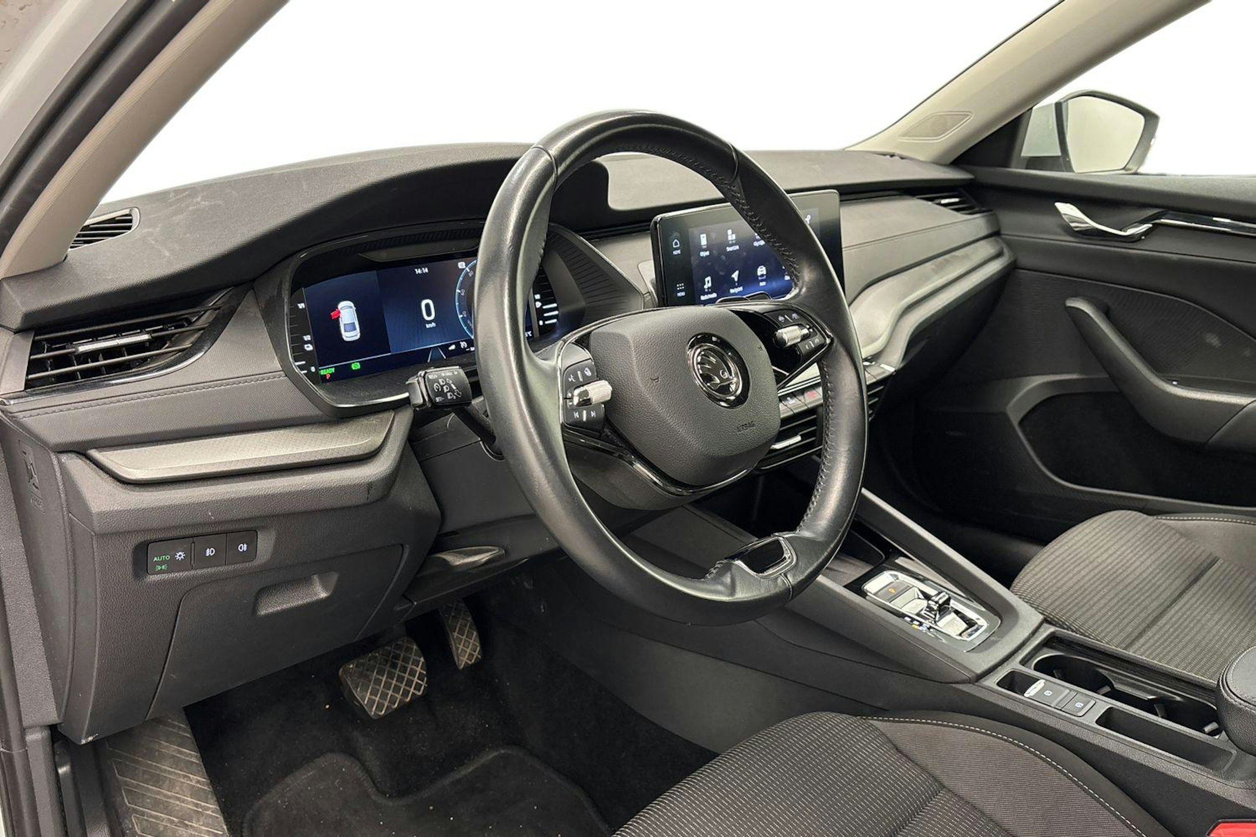 valkoinen Skoda Octavia 2021 kuva 3.
