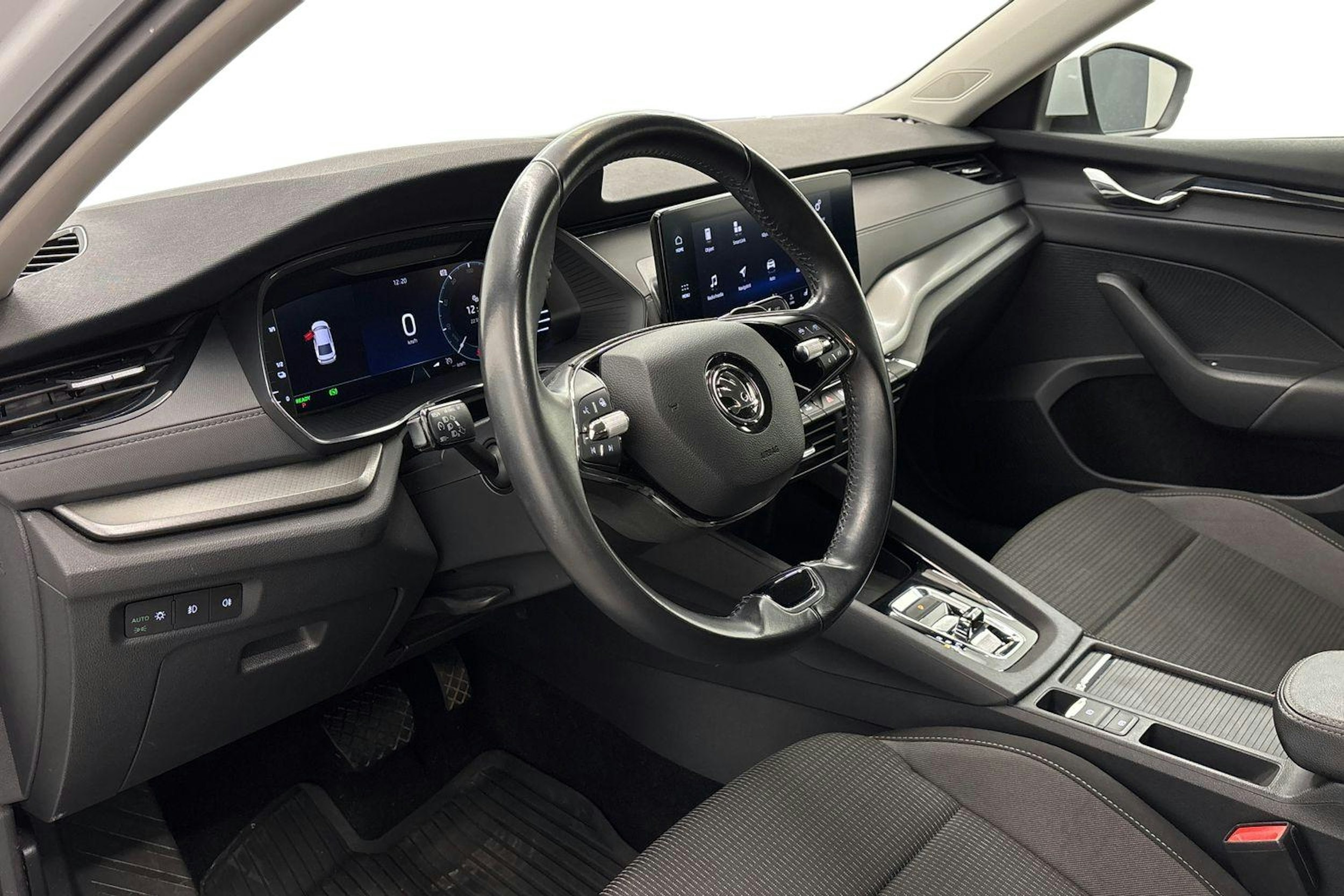 valkoinen Skoda Octavia 2021 kuva 7.
