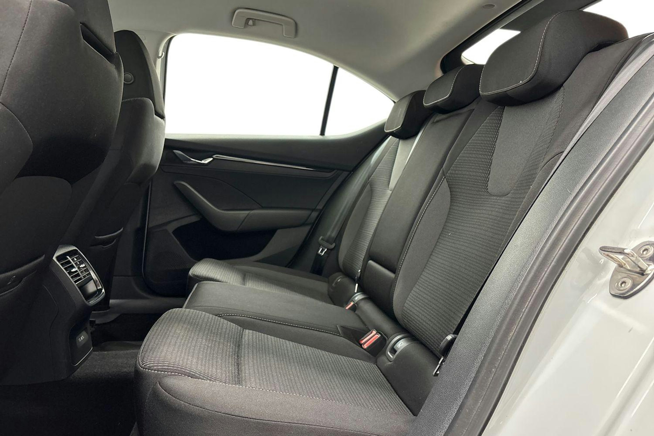 valkoinen Skoda Octavia 2021 kuva 10.