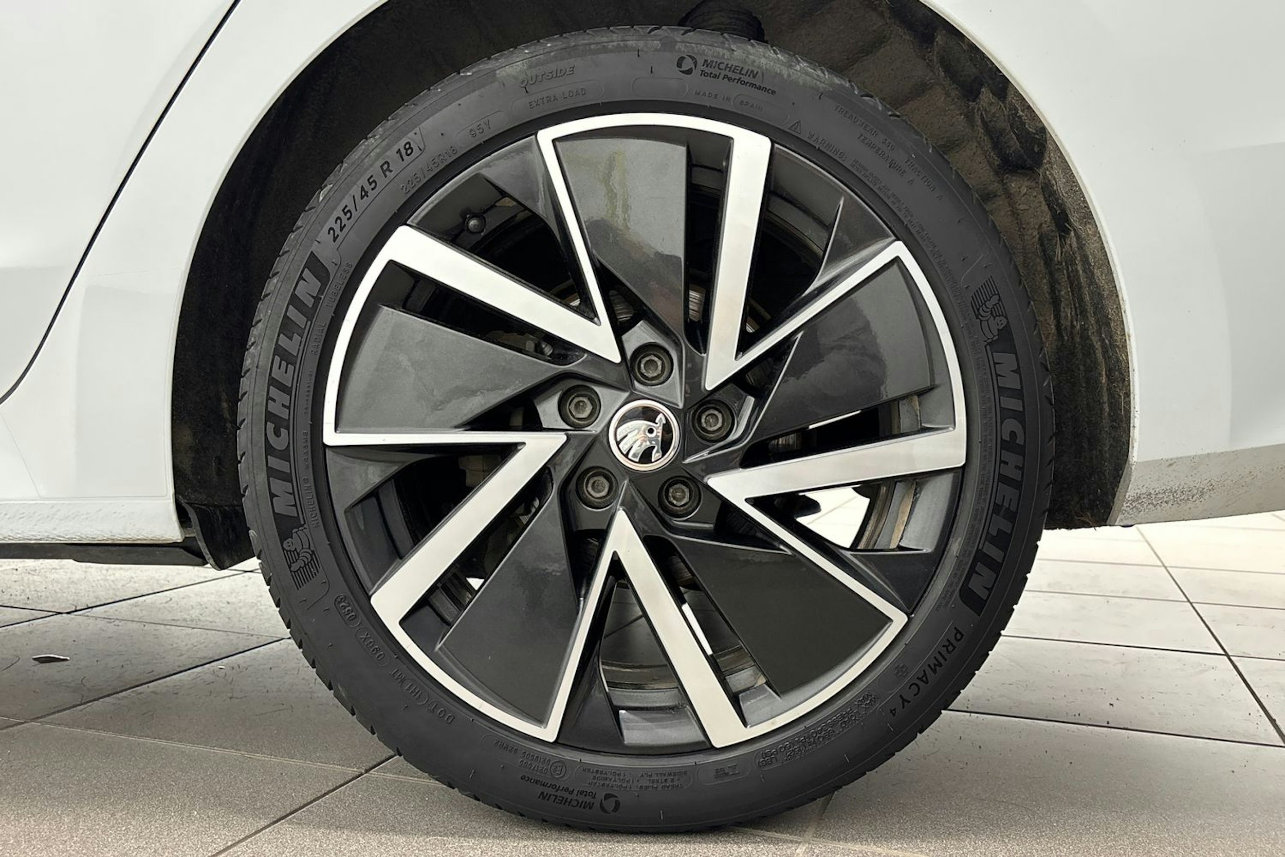 valkoinen Skoda Octavia 2021 kuva 11.