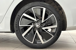 valkoinen Skoda Octavia 2021 kuva 11.