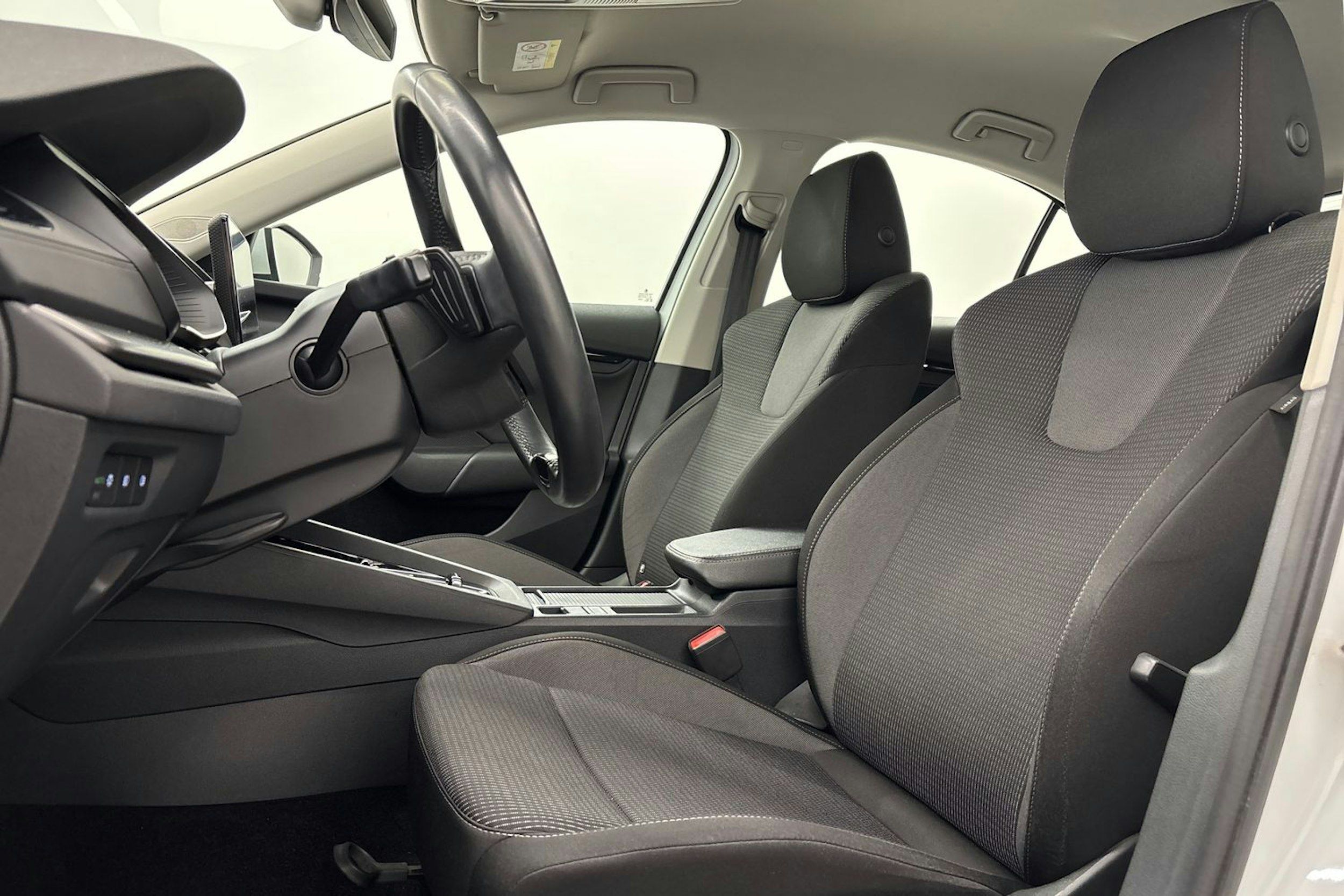 valkoinen Skoda Octavia 2021 kuva 14.