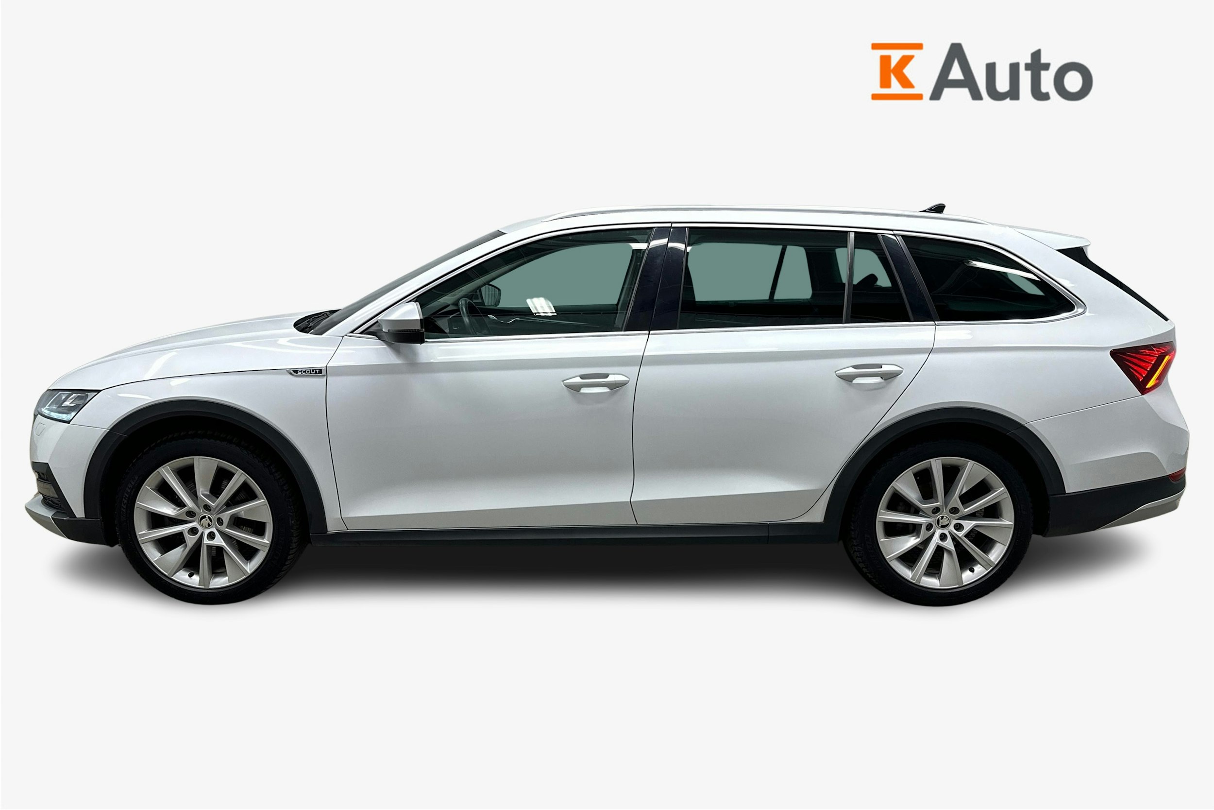 valkoinen Skoda Octavia 2021 kuva 6.
