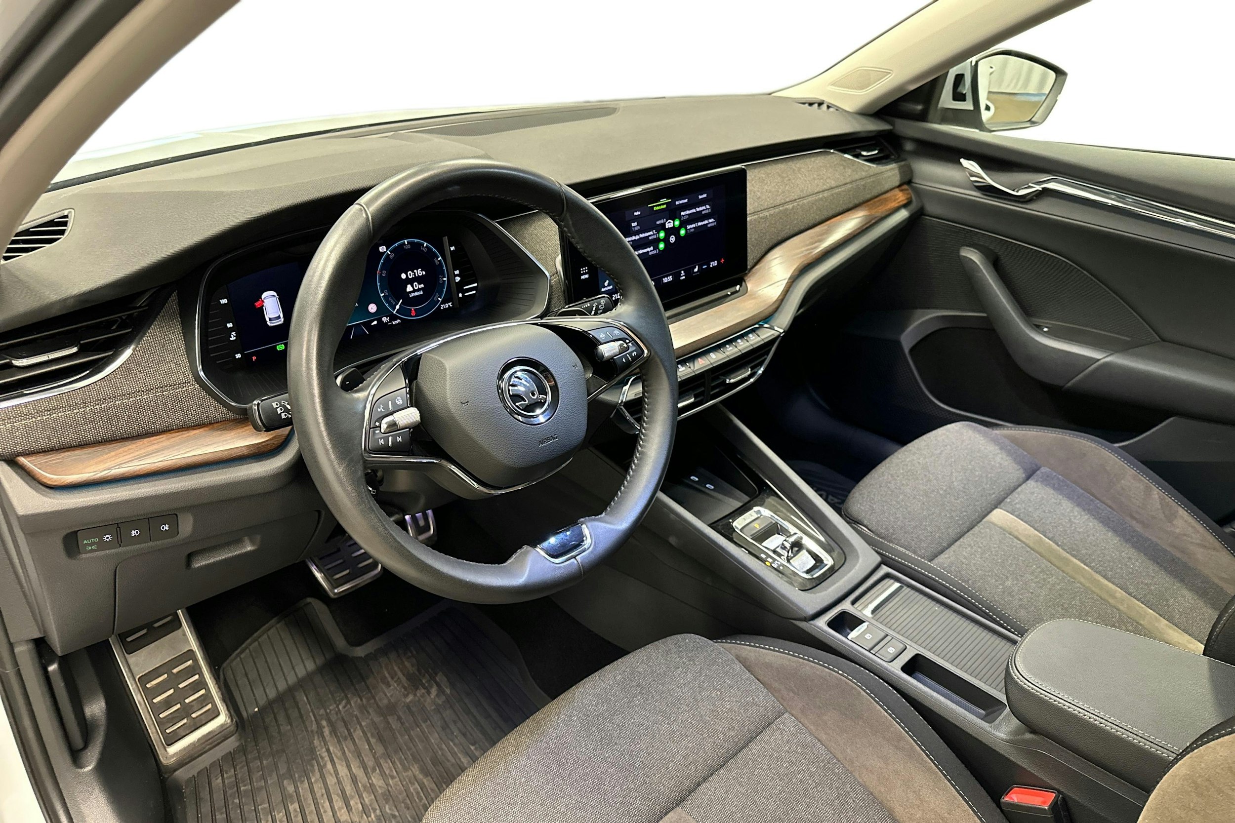 valkoinen Skoda Octavia 2021 kuva 7.