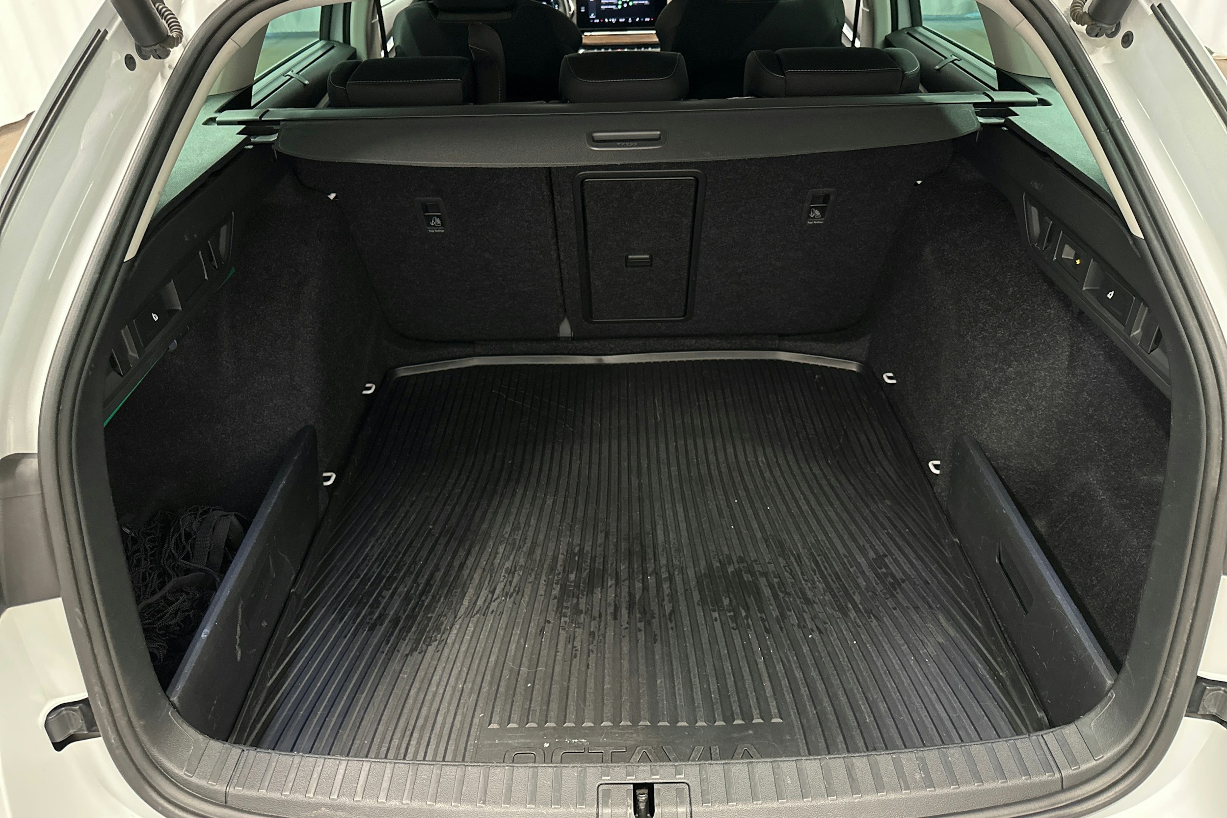 valkoinen Skoda Octavia 2021 kuva 14.
