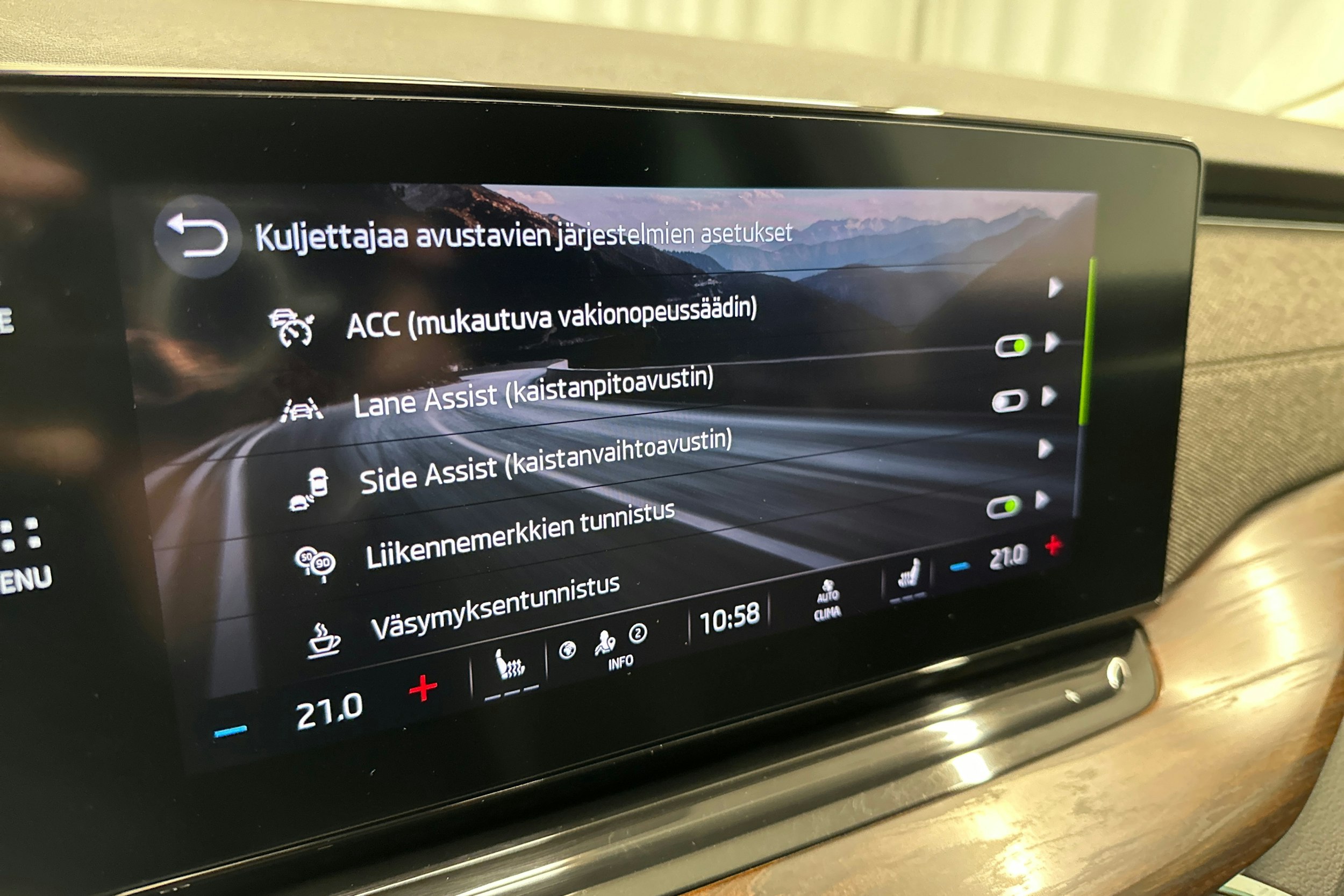 valkoinen Skoda Octavia 2021 kuva 16.