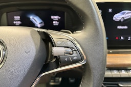 valkoinen Skoda Octavia 2021 kuva 21.