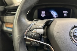 valkoinen Skoda Octavia 2021 kuva 22.