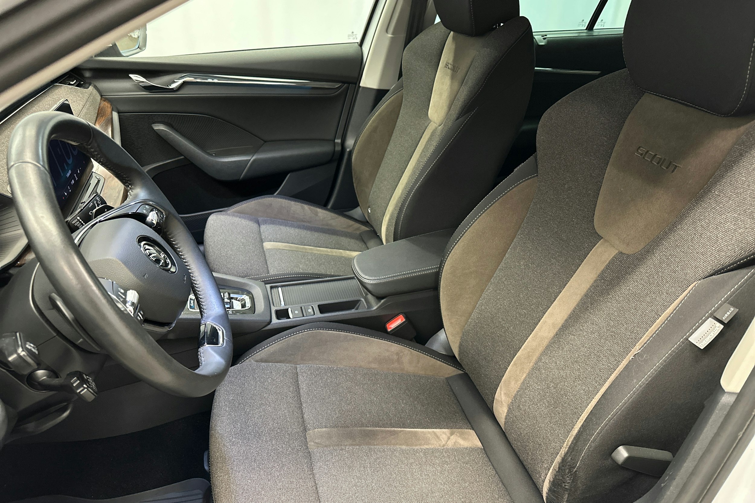 valkoinen Skoda Octavia 2021 kuva 25.