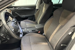 valkoinen Skoda Octavia 2021 kuva 25.