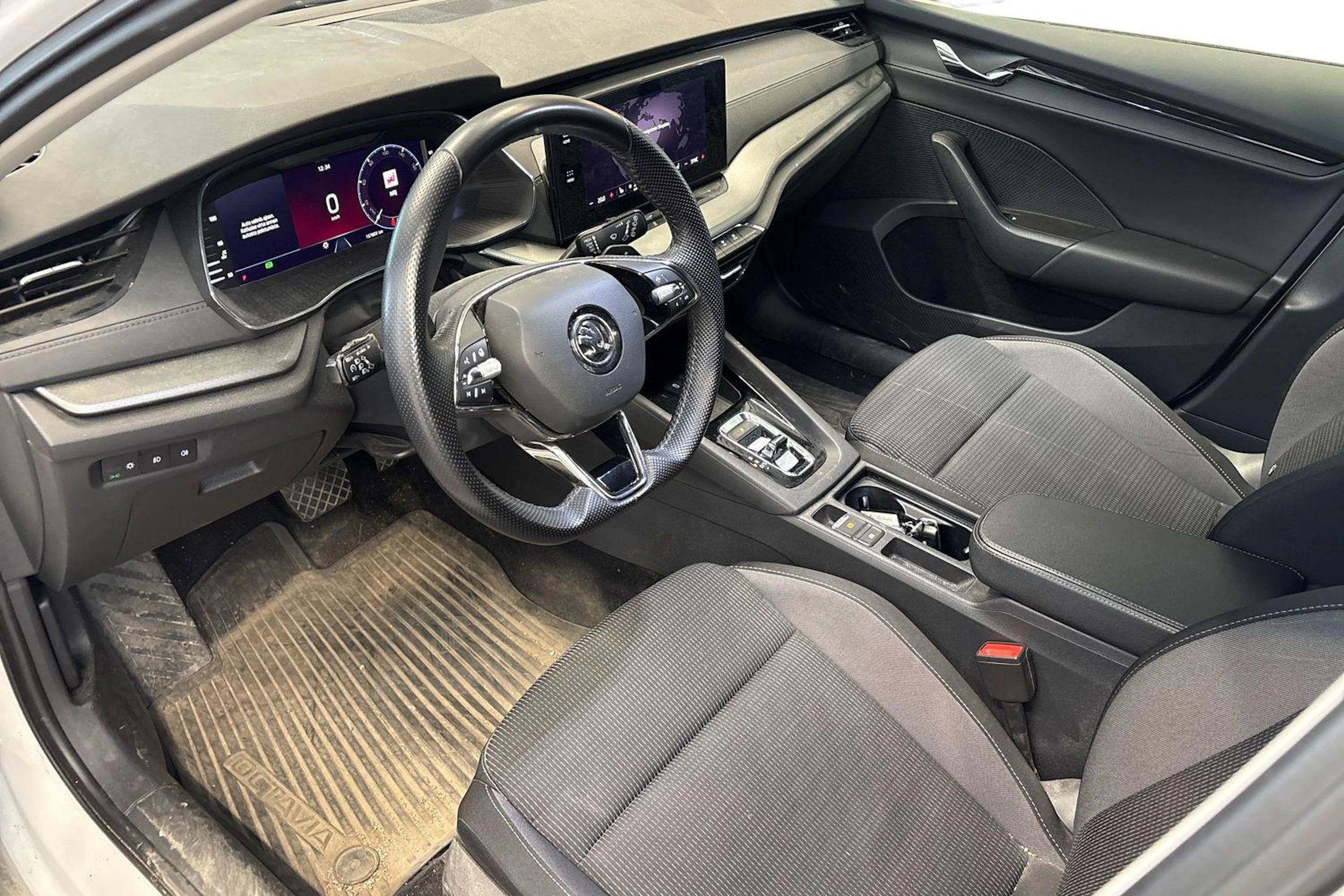 valkoinen Skoda Octavia 2021 kuva 3.