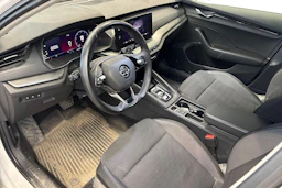 valkoinen Skoda Octavia 2021 kuva 3.