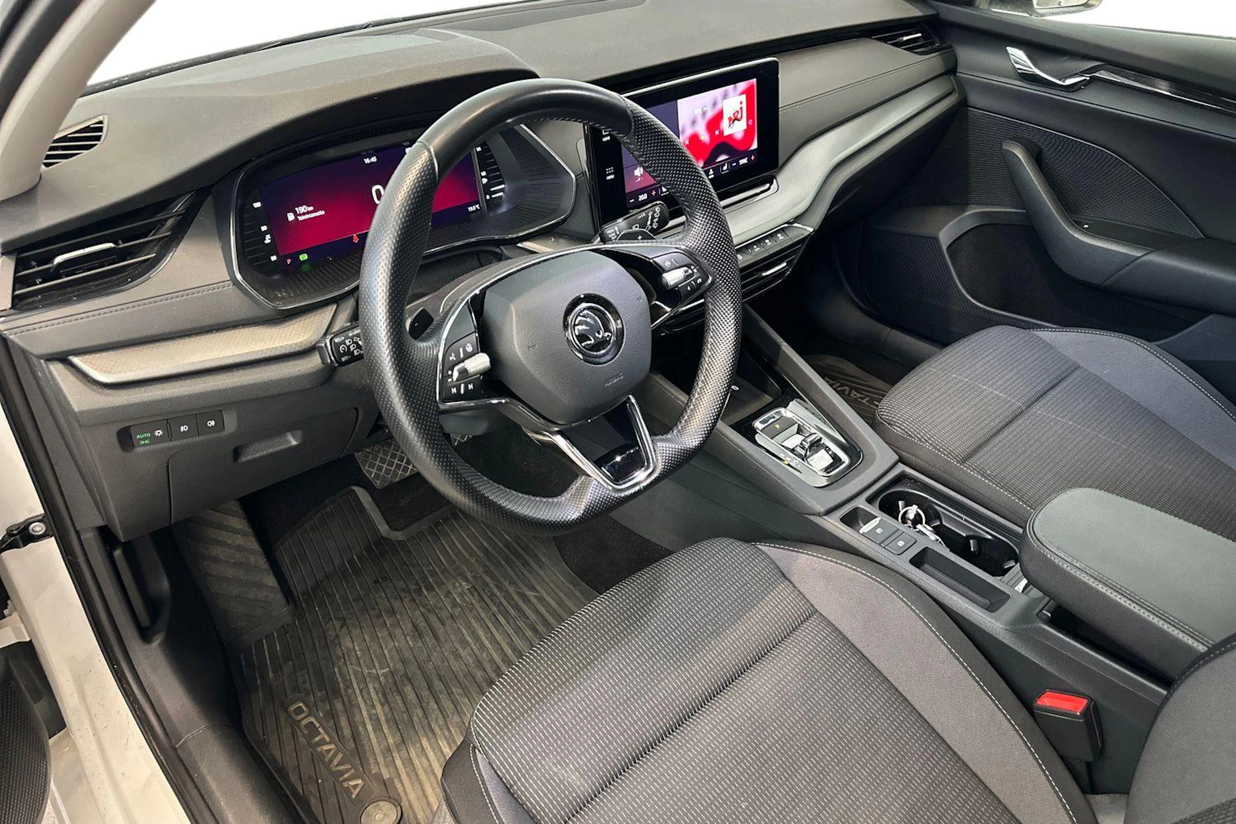 valkoinen Skoda Octavia 2021 kuva 8.
