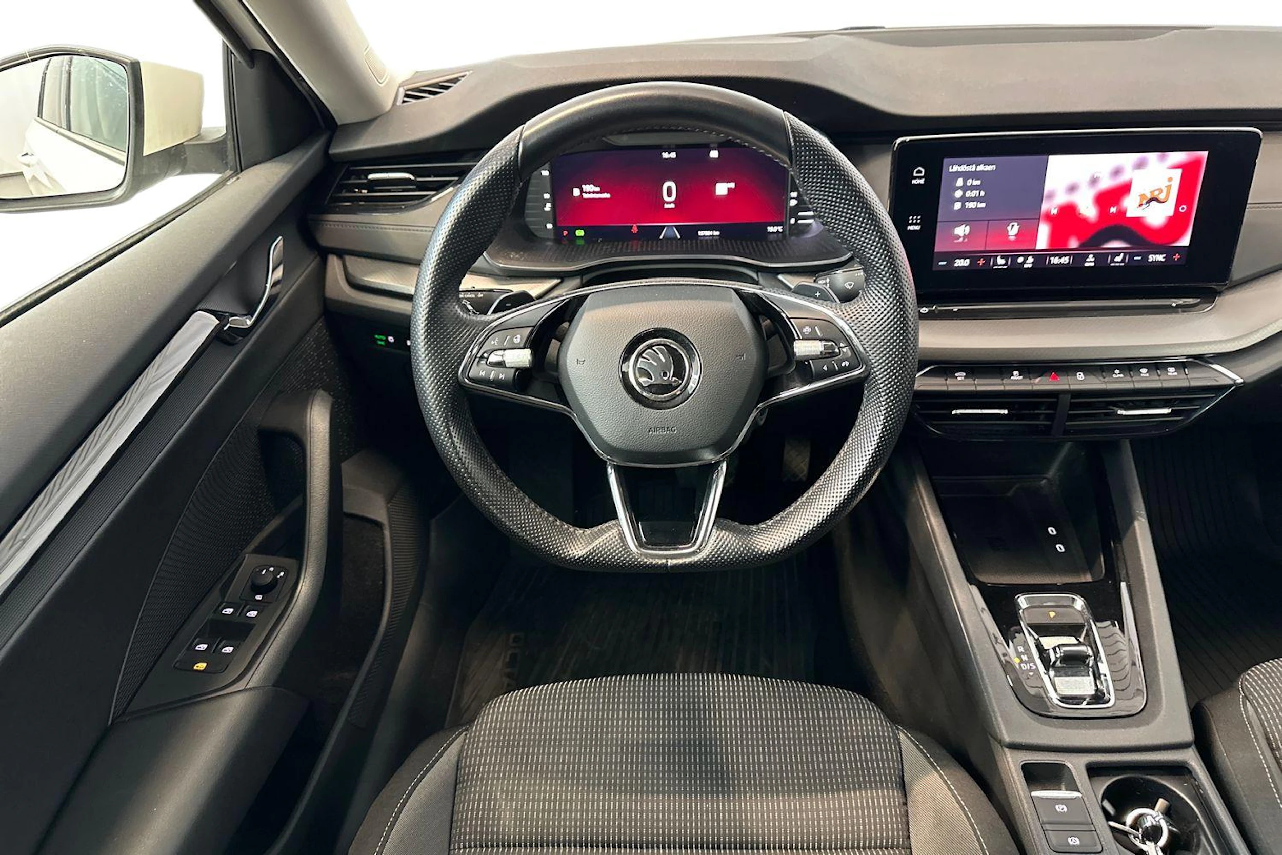 valkoinen Skoda Octavia 2021 kuva 9.