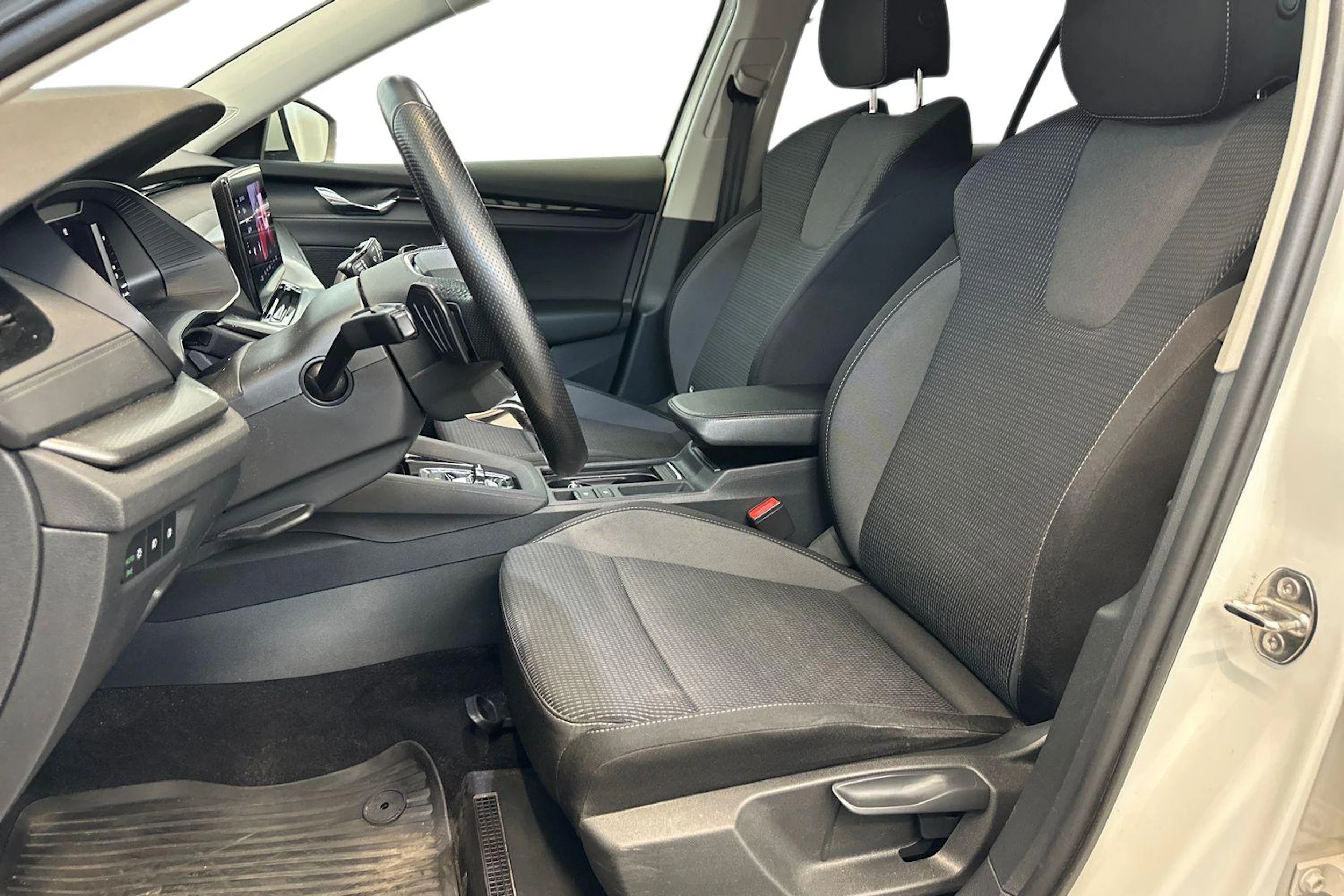 valkoinen Skoda Octavia 2021 kuva 12.