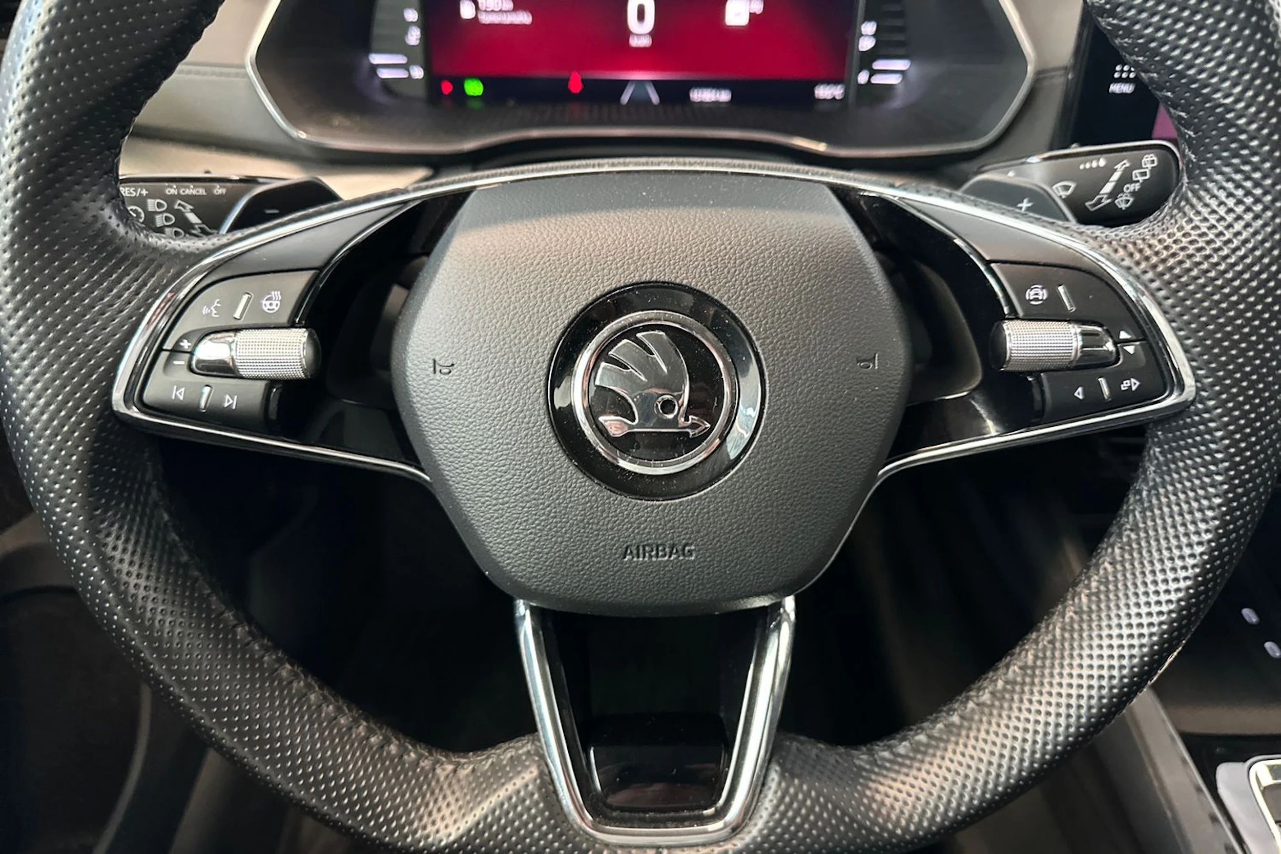 valkoinen Skoda Octavia 2021 kuva 17.