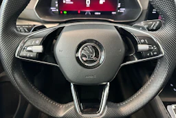 valkoinen Skoda Octavia 2021 kuva 17.