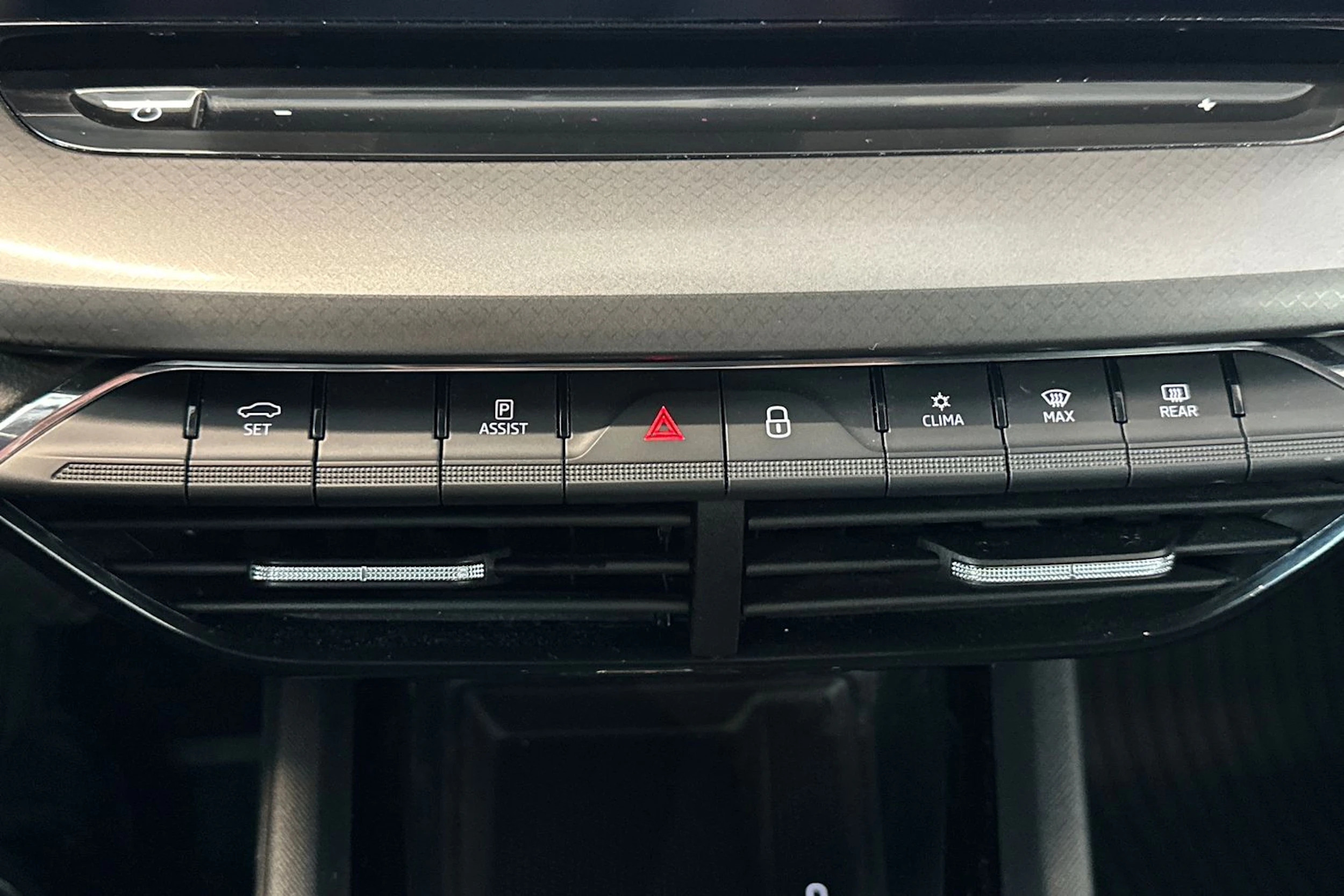valkoinen Skoda Octavia 2021 kuva 20.
